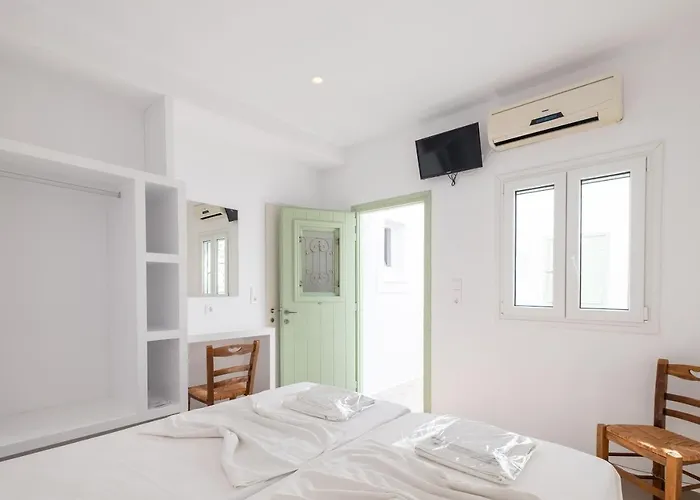 Lorenzo Studios And Suites Paros