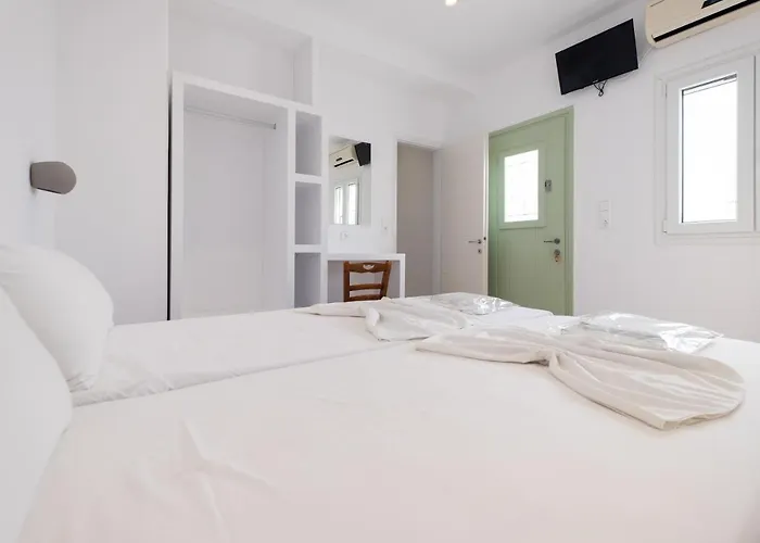 Lorenzo Studios And Suites Paros